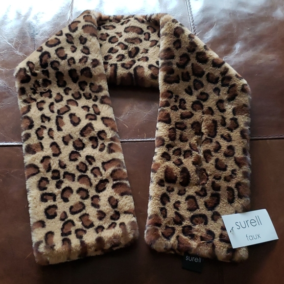 Women's Faux fur Pull-Through Scarf - Picture 3 of 5